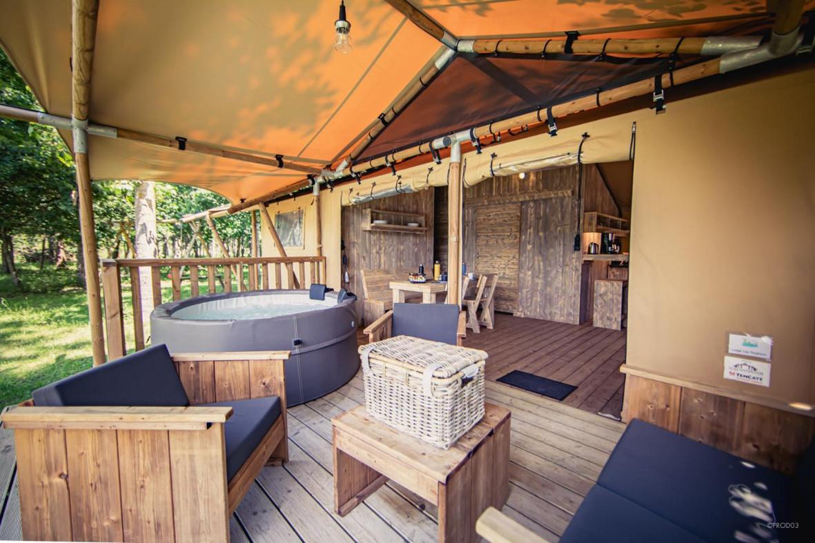 Tente Lodge Jacuzzi Privatif En Pleine Nature Thiel-sur-Acolin エクステリア 写真