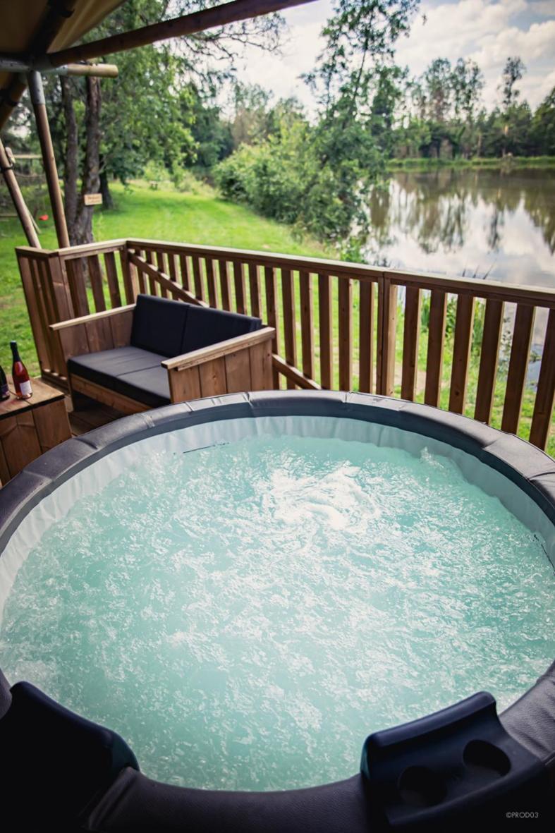 Tente Lodge Jacuzzi Privatif En Pleine Nature Thiel-sur-Acolin エクステリア 写真